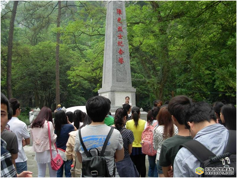 在桂林市七星公园的陈光烈士墓,全体同学默哀3分钟,表达对革命先烈的